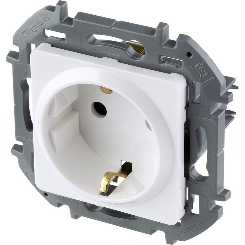 673720 Legrand Inspiria Розетка 2К+З немецкий стандарт 16А 250В белый, вид под углом